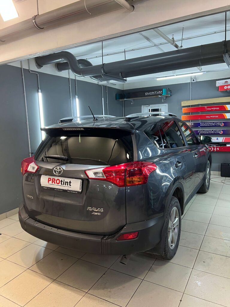 Toyota RAV4 после тонировки задней полусферы